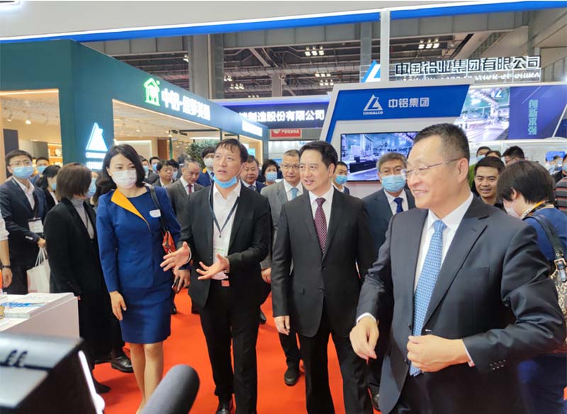 铝板厂家_全国政协常委、中国有色金属工业协会党委书记葛红林等领导到公司展位参观指导